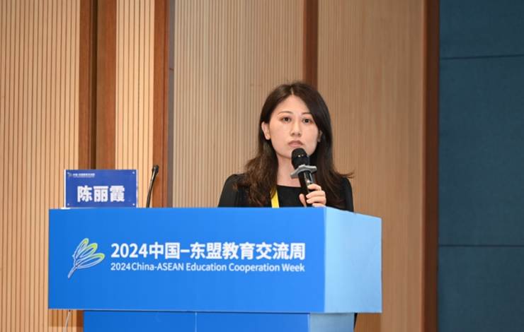 穿着蓝色衣服的人 AI 生成的内容可能不正确。